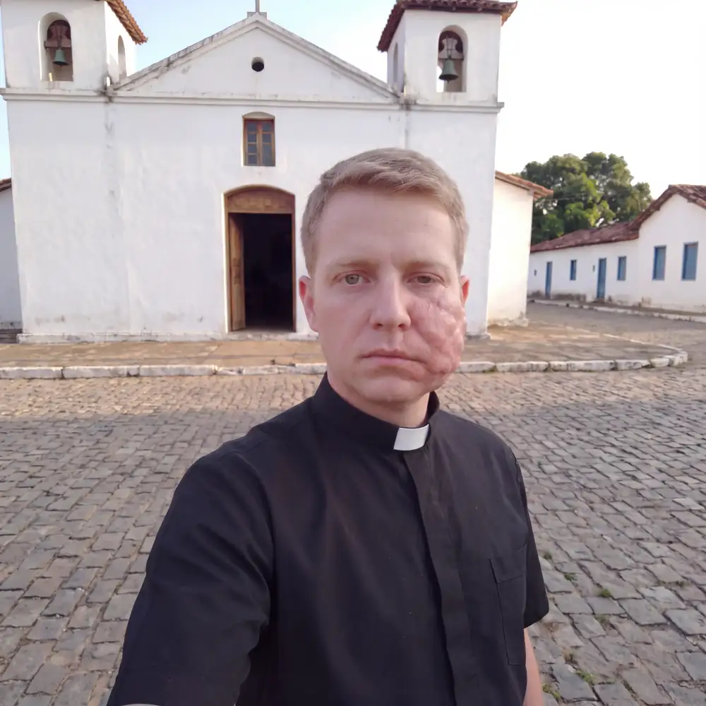 Padre Junior em frente a igreja